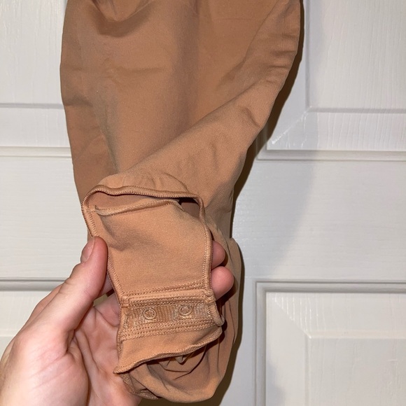 SKIMS SCULPTING BODYSUIT WITH SNAPS in Ochre S/M - Picture 3 of 4